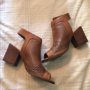 Vince Camuto Sandals - Size 8